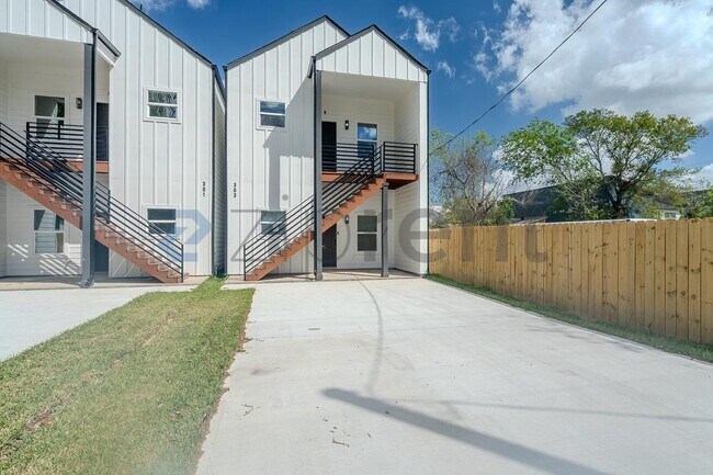 303 Cartersville St in Houston, TX - Foto de edificio - Building Photo