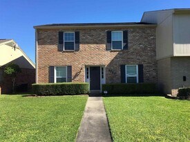 5750 Townhouse Ln in Beaumont, TX - Building Photo