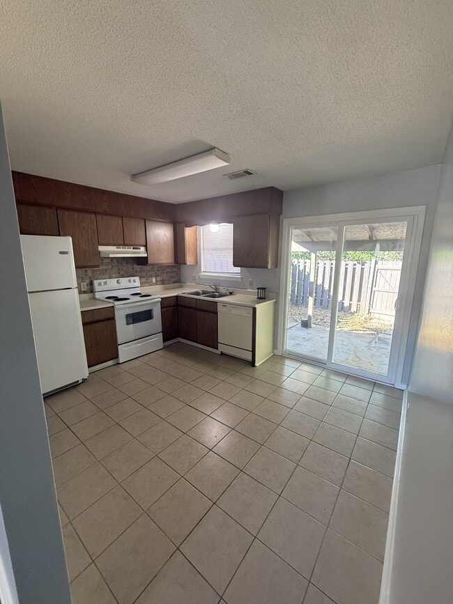 131 Stonehedge Drive in Warner Robins, GA - Building Photo - Building Photo