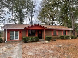 36 Pineywood Dr in Hawkinsville, GA - Building Photo