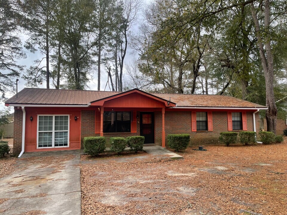 36 Pineywood Dr in Hawkinsville, GA - Building Photo