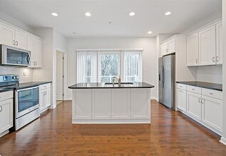 832 Highpointe Cir in Pittsburgh, PA - Building Photo - Building Photo