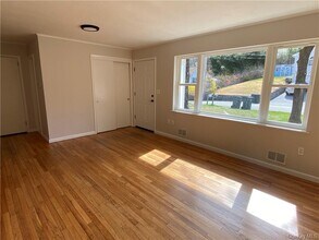 18 Mountain Rd in Tuxedo Park, NY - Building Photo - Building Photo