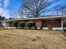 827 Darryl Ln in East Ridge, TN - Building Photo