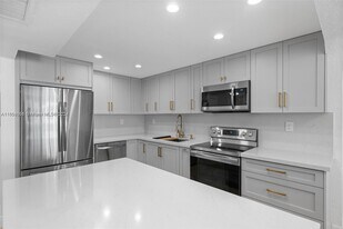 5401 Collins Ave, Unit 337 in Miami, FL - Building Photo