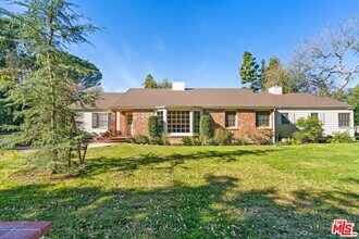 17117 Weddington St in Los Angeles, CA - Building Photo - Building Photo