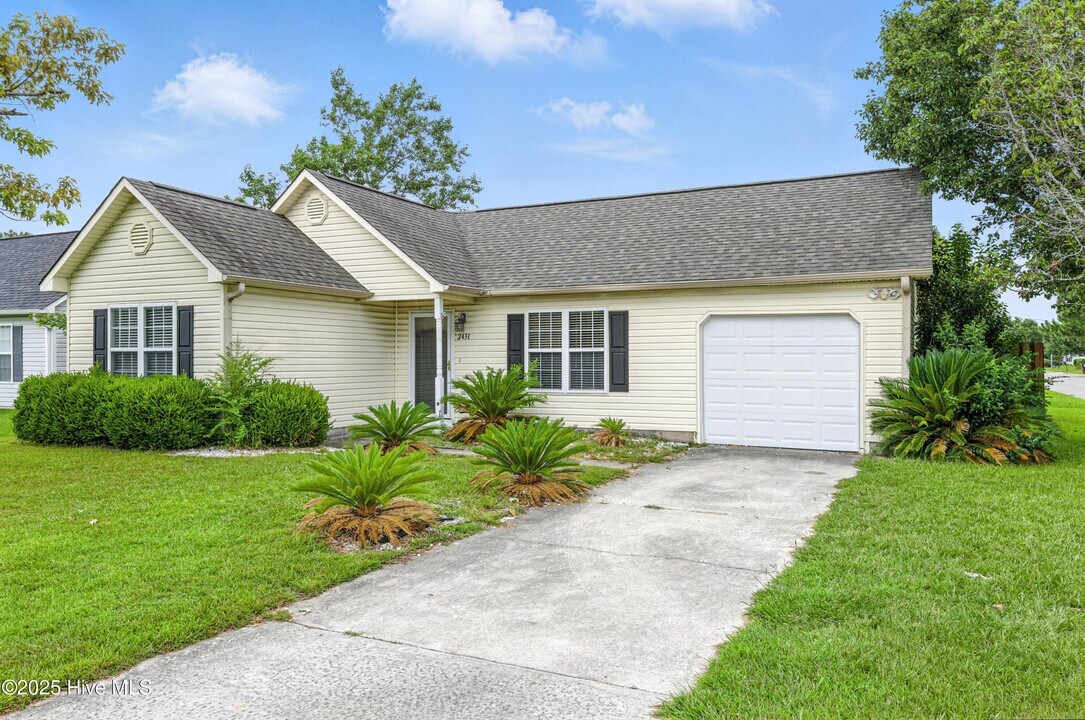 2431 White Rd in Wilmington, NC - Building Photo