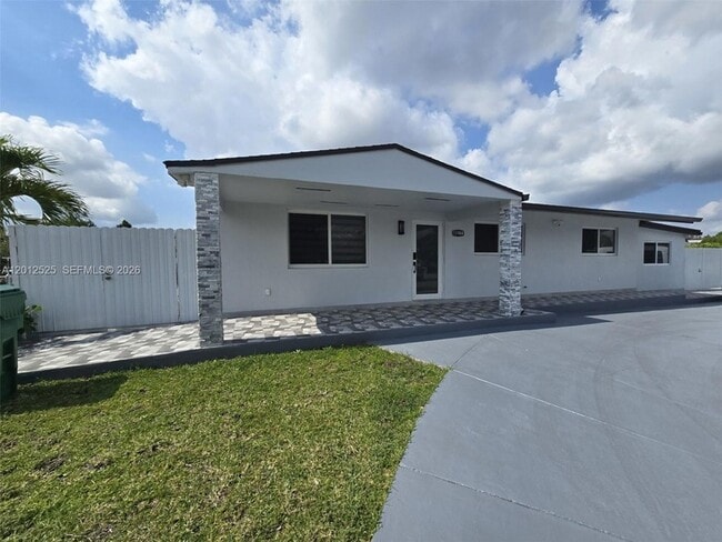 11984 SW 195th St in Miami, FL - Foto de edificio - Building Photo