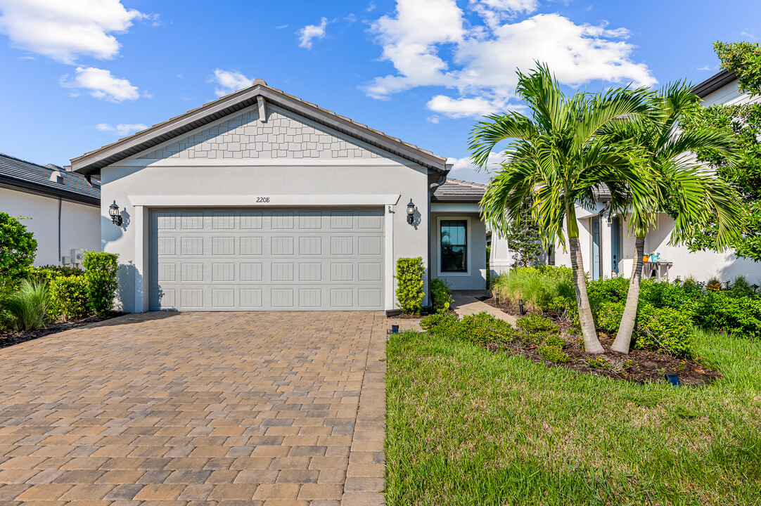 2208 Yellowfin Cir in Naples, FL - Foto de edificio