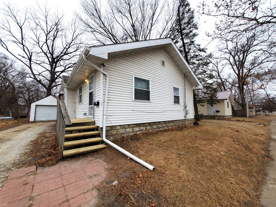 122 Mosley St in Waterloo, IA - Foto de edificio