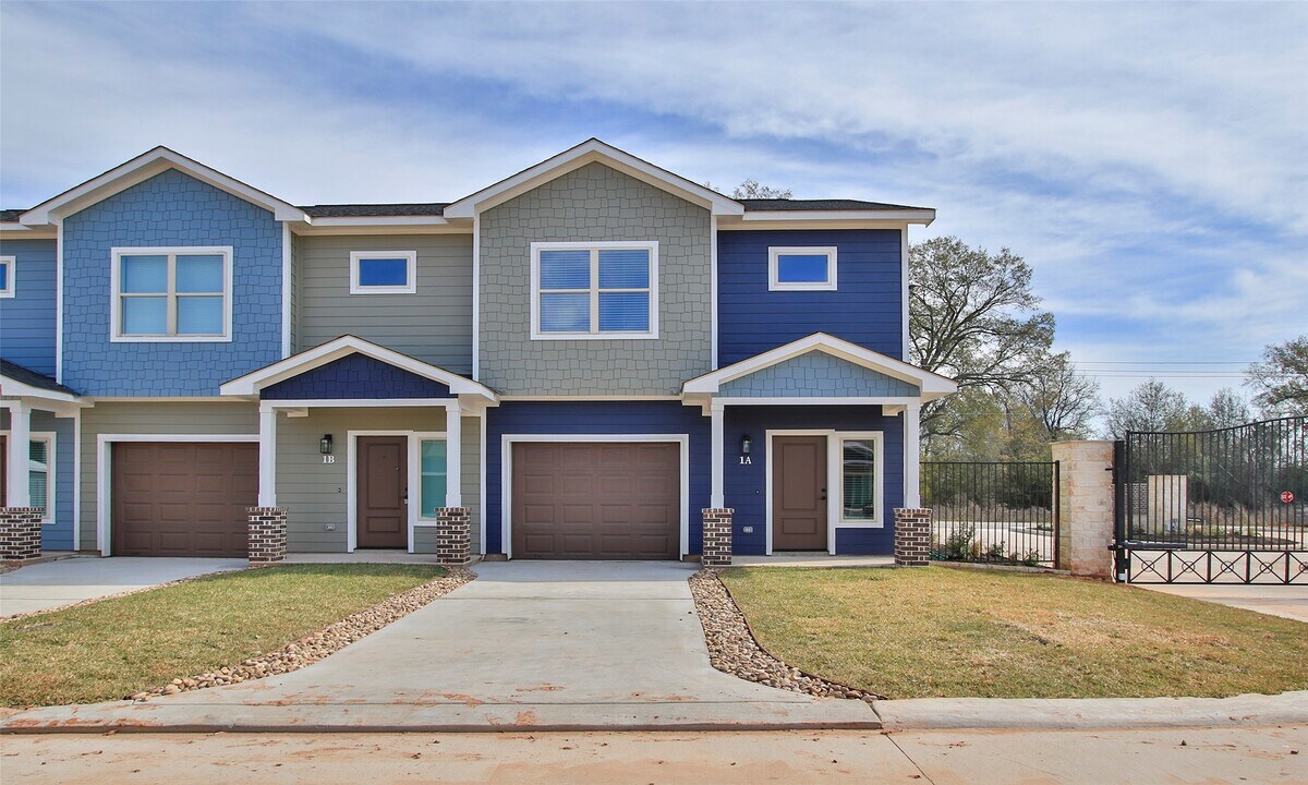 14010 Longstreet Rd in Willis, TX - Building Photo