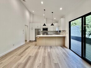 619 N Vista St, Unit A in Los Angeles, CA - Building Photo - Building Photo