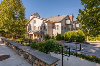 Fifteen Dix Street in Winchester, MA - Foto de edificio - Building Photo