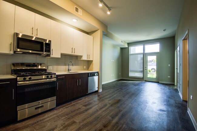 851 W Grand Ave in Chicago, IL - Building Photo - Building Photo