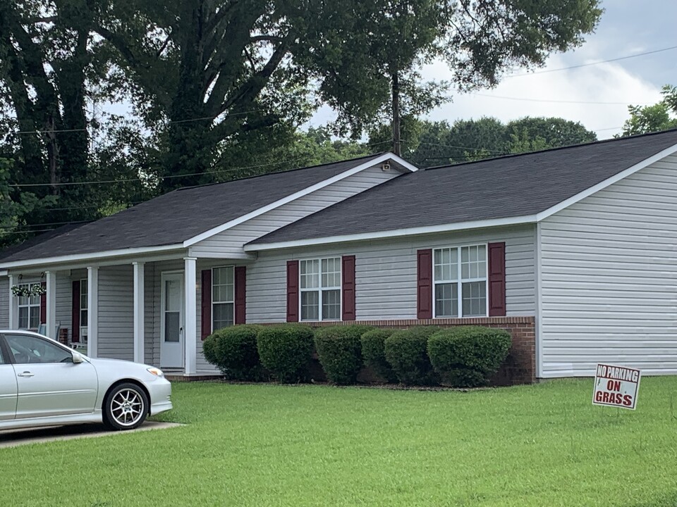 1112 1st St, Unit Peartreeproperties.net in Lanett, AL - Foto de edificio