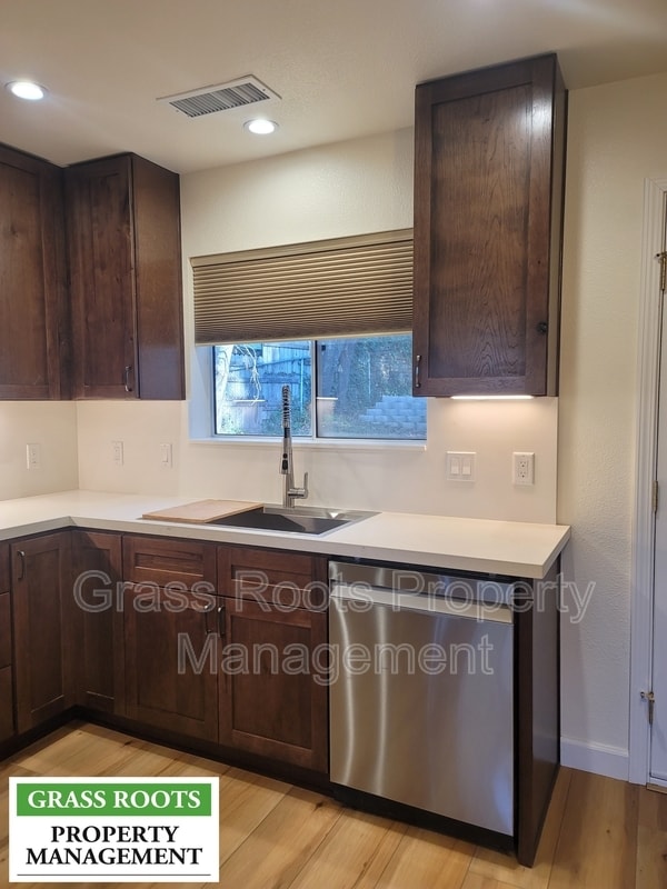 121 E Empire St in Grass Valley, CA - Building Photo - Building Photo