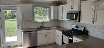 225 Berryfield Dr in Greensboro, NC - Foto de edificio - Building Photo