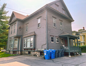 323 Woodward Ave in Kalamazoo, MI - Foto de edificio - Building Photo