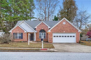 1975 Heatherton Rd in Dacula, GA - Building Photo