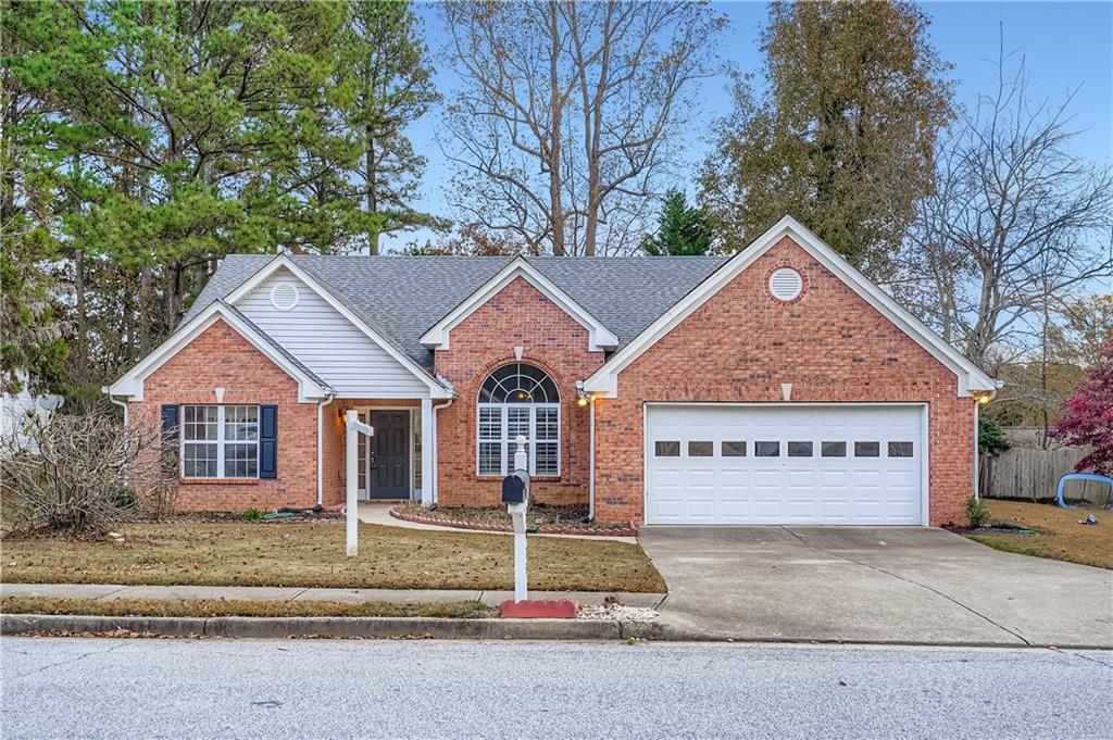 1975 Heatherton Rd in Dacula, GA - Building Photo