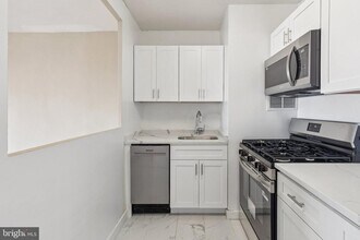 200 Locust St in Philadelphia, PA - Building Photo - Building Photo