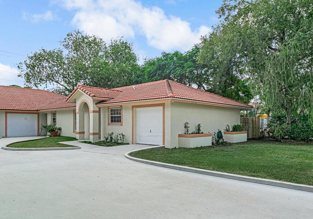 13730 Sunflower Ct, Unit A in Wellington, FL - Foto de edificio
