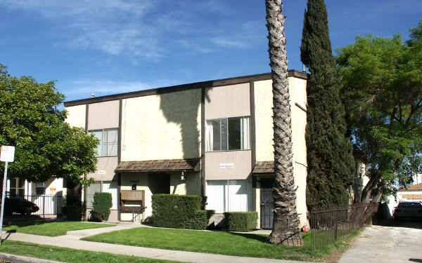 11443 Emelita St in North Hollywood, CA - Foto de edificio - Building Photo