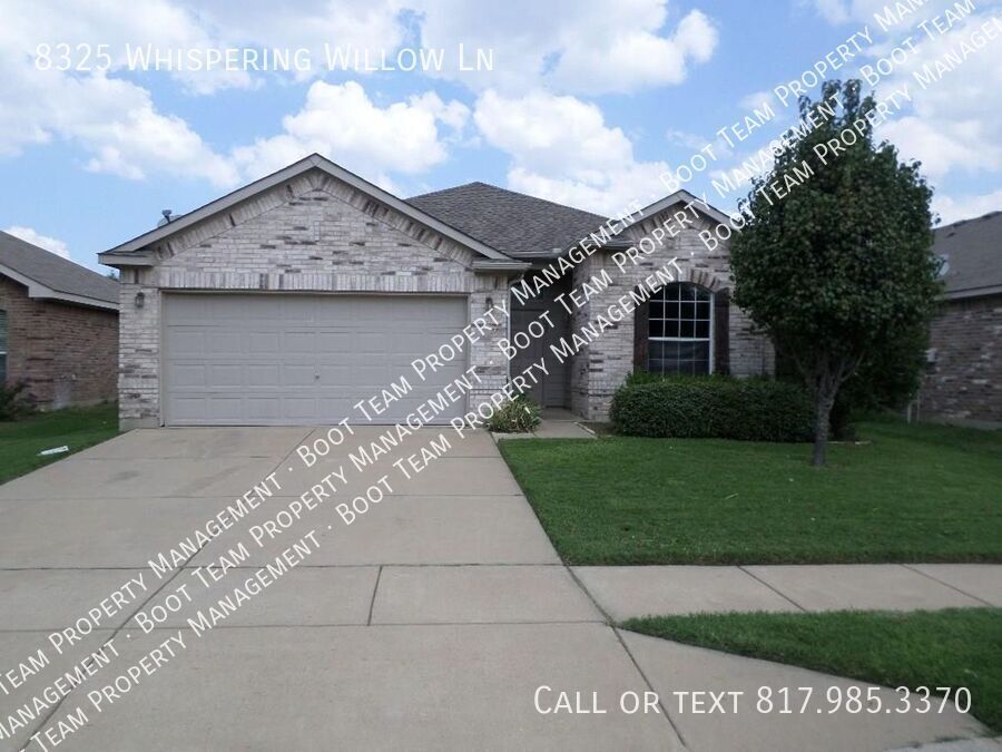 8325 Whispering Willow Ln in Fort Worth, TX - Building Photo