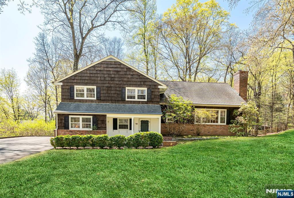 16 Barnfield Ct in Upper Saddle River, NJ - Building Photo