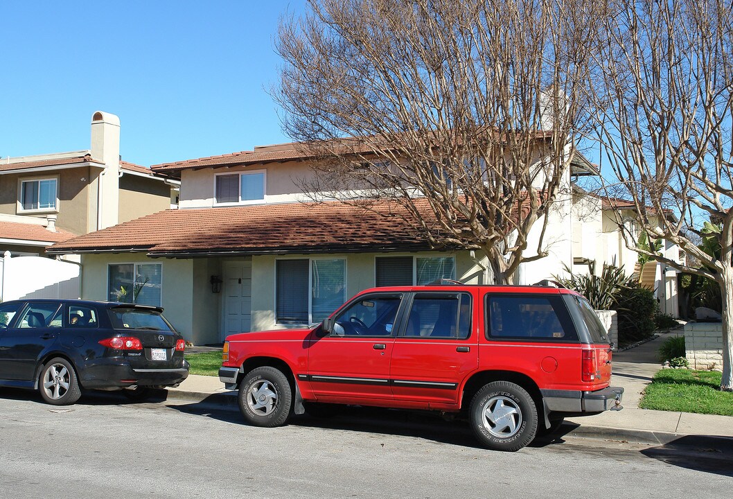 4126 Patrice Rd in Newport Beach, CA - Foto de edificio