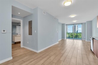 1600 SW 1st Ave, Unit 613 in Miami, FL - Foto de edificio - Building Photo