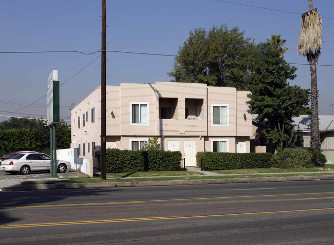 6047 Woodman Ave in Van Nuys, CA - Foto de edificio - Building Photo