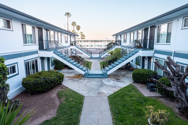 Bay Park Apartments in San Diego, CA - Building Photo - Building Photo