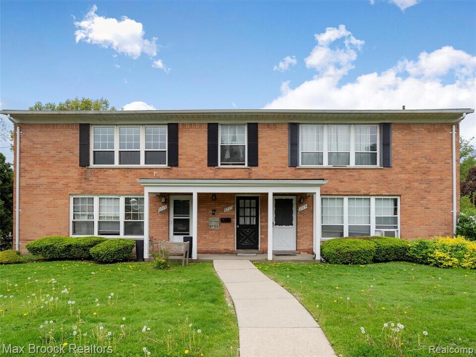 2717 W 13 Mile Rd in Royal Oak, MI - Building Photo