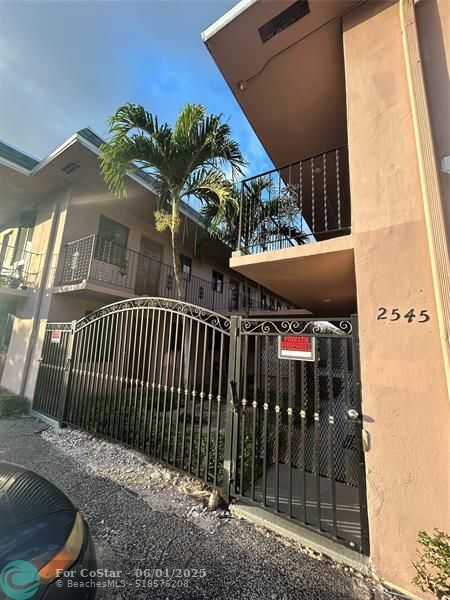 2545 Taft St in Hollywood, FL - Building Photo