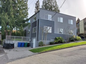 6216 Linden Ave N, Unit A in Seattle, WA - Foto de edificio - Building Photo