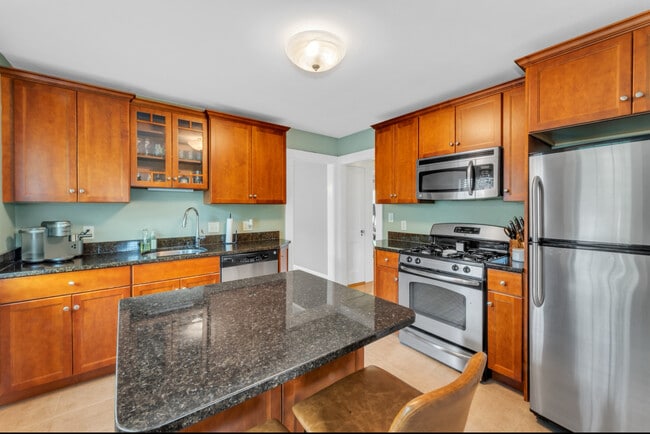 38 Winton St, Unit 2 in Boston, MA - Foto de edificio - Building Photo