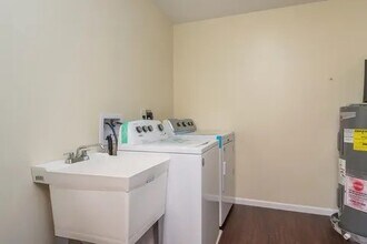 957 Prosperity Ave, Unit 201 in St. Paul, MN - Building Photo - Building Photo
