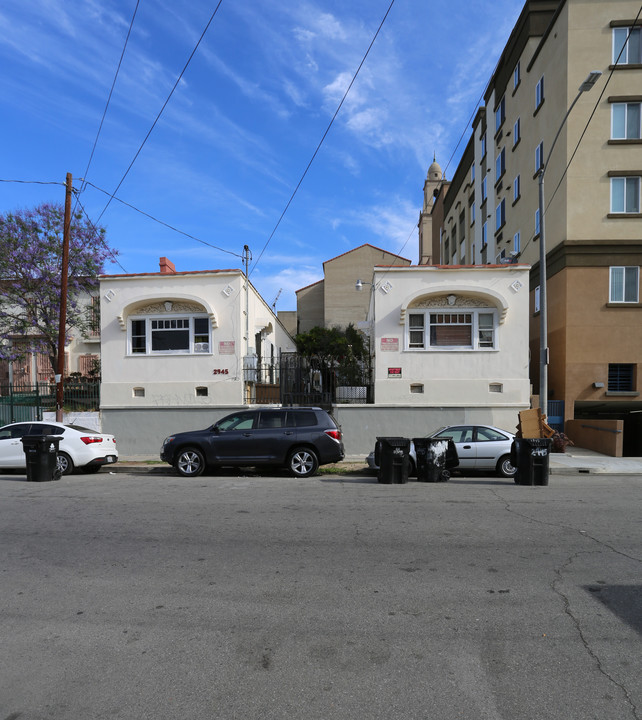 2945 Francis Ave in Los Angeles, CA - Building Photo