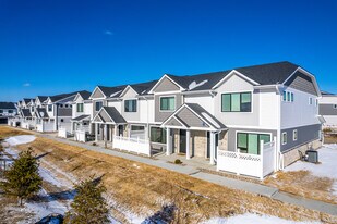 Willow Creek Rowhomes in West Des Moines, IA - Building Photo