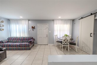 4210 E Sandalwood Cir S in Tampa, FL - Building Photo - Building Photo