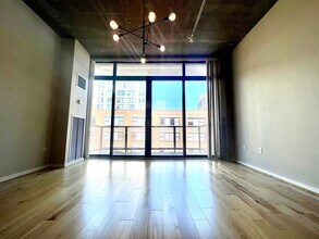 321 S Sangamon St, Unit 509 in Chicago, IL - Foto de edificio - Building Photo