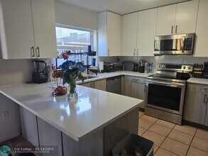 8908 NW 187th St in Hialeah, FL - Building Photo - Building Photo