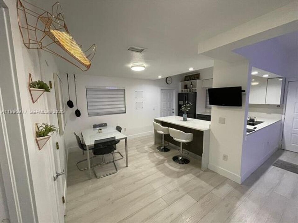 325 NW 19th Ln in Miami, FL - Building Photo