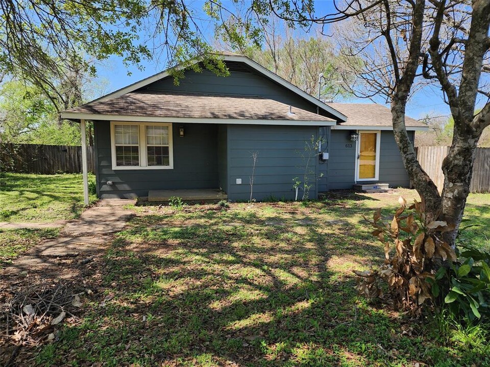 613 McNair St in Navasota, TX - Foto de edificio
