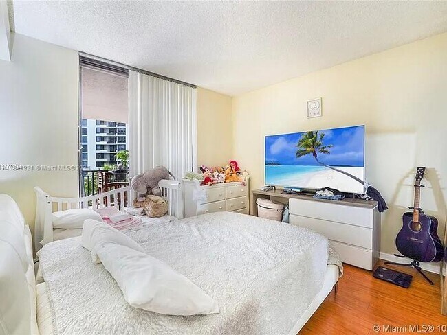 540 Brickell Key Dr, Unit 603 in Miami, FL - Building Photo - Building Photo