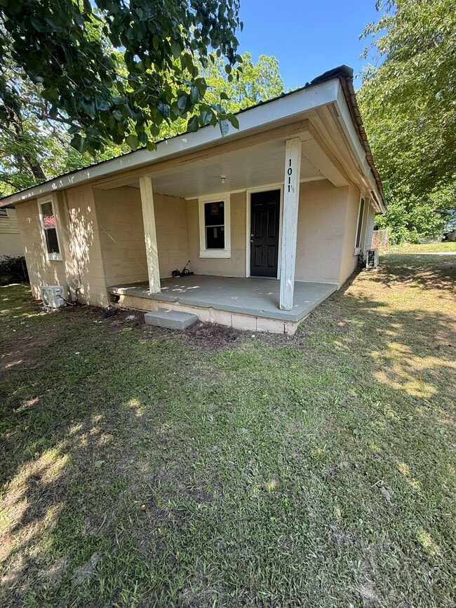 property at 1011 1/2 Clydesdale Ave