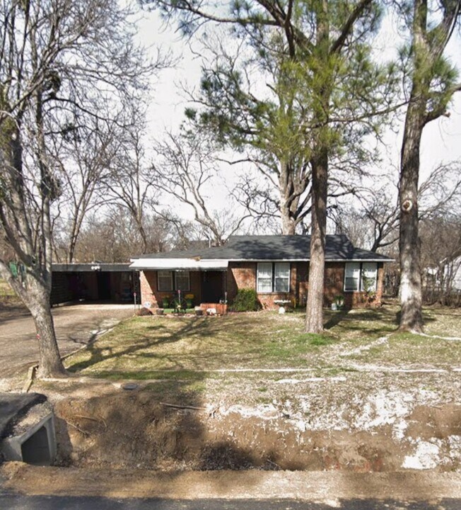 2801 California Ln in Arlington, TX - Building Photo