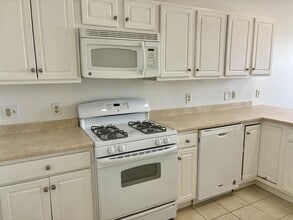 38 Hope St in East Lyme, CT - Building Photo - Building Photo