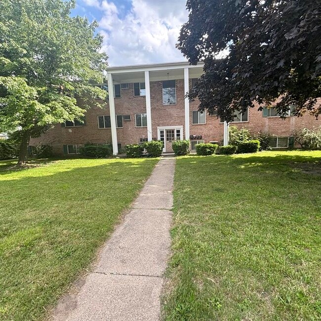 910 E. Jolly Rd. #1-12 in Lansing, MI - Building Photo - Building Photo